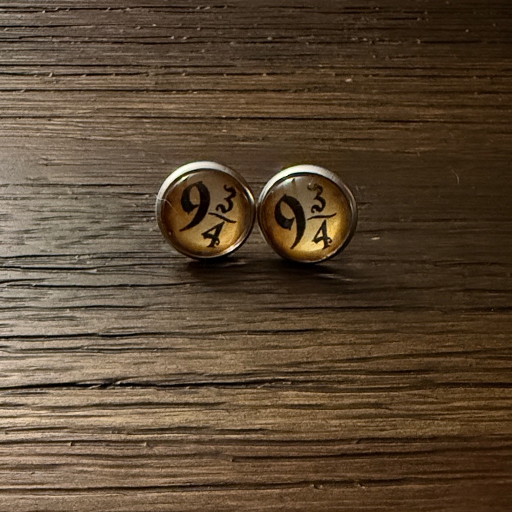 Harry Potter Themed Platform 9-3/4 Post Earrings - Picture 1 of 8